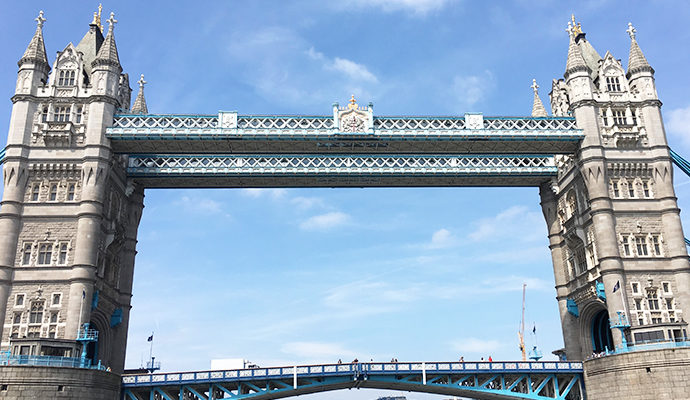 ロンドン子連れ観光 船から見たタワーブリッジ