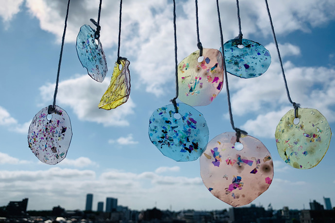 ゼラチンがまるでプラスチックに カラフルなサンキャッチャーを作ろう 親子工作 夏休み自由研究 Uzuzu