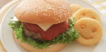 おやこで休日に作ろう！肉感たっぷり「ハンバーガー」のレシピ