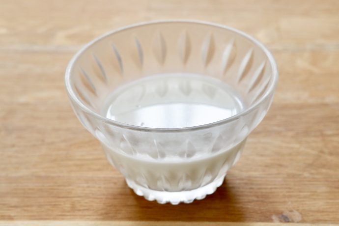 グラスに牛乳ゼリーの材料を入れている