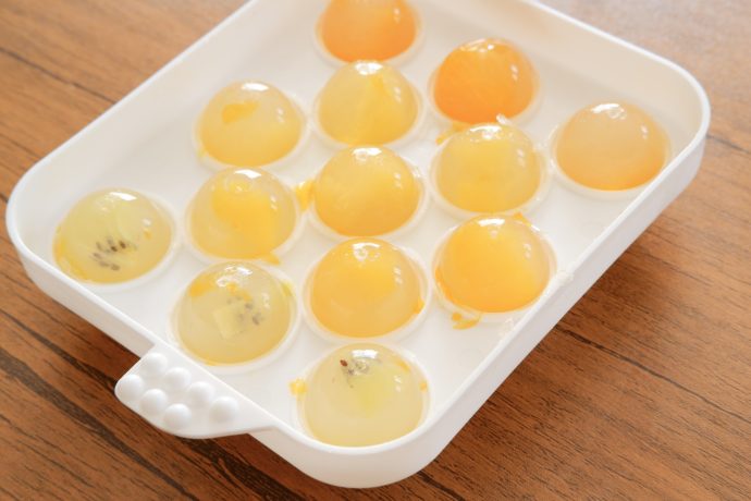 九龍球が製氷皿に入っている